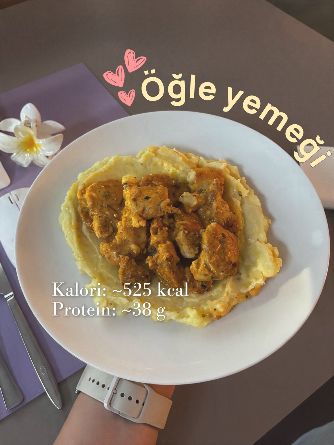 Püre üzerinde tavuklu öğle yemeği; görselde yaklaşık 525 kcal ve 38 g protein notu.