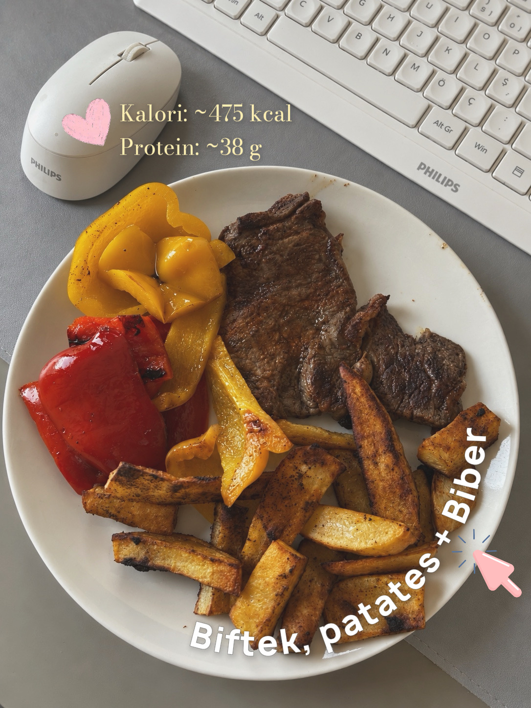 Biftek, patates ve biber tabağı; görselde yaklaşık 475 kcal ve 38 g protein notu.